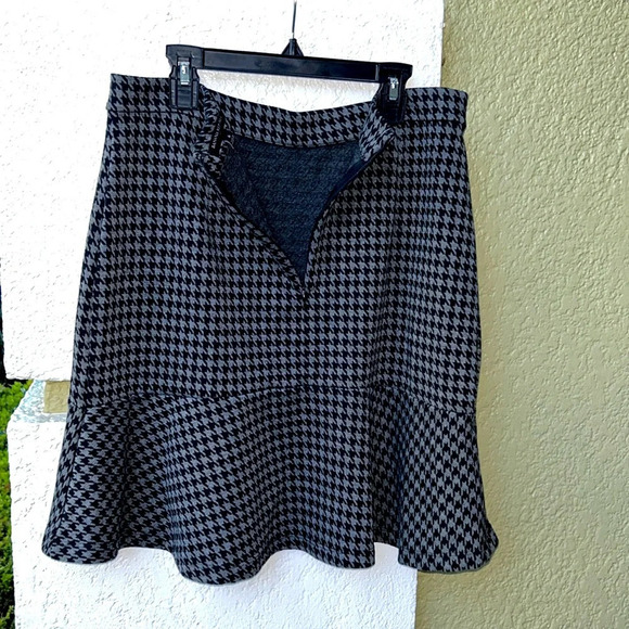 Banana Republic Houndstooth Fluted Mini Skirt - Picture 3 of 8